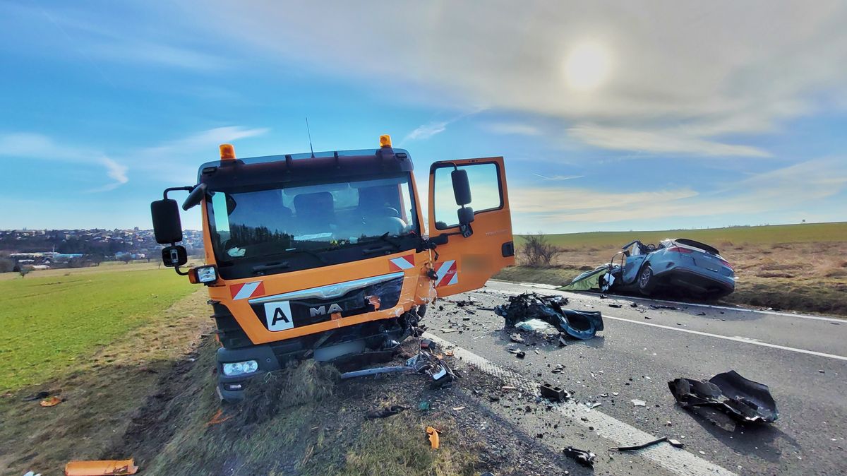Tragická nehoda na Bruntálsku: Řidič vjel na rovném úseku do protisměru a srazil se s náklaďákem